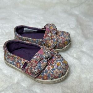 Baby Toms girls size 5 slip on floral shoes bow tie flowers velcro stretch